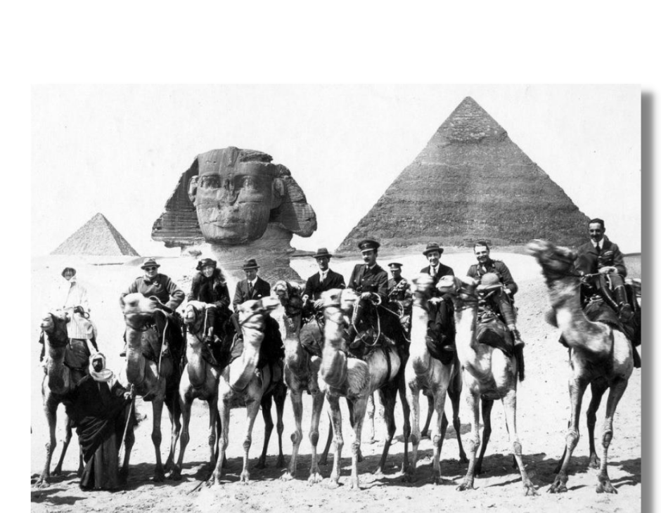 jinetes a caballo frene a las pirámides de Egypto
