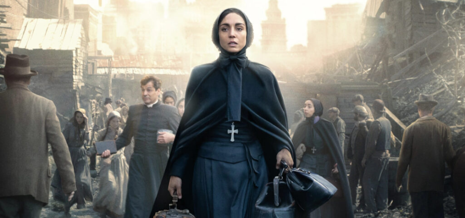 imagen de la Madre Cabrini sacada de una escena de la película 'Una mujer italiana (Cabrini). Una mujer de una orden religiosa vestida de negro con la cabeza cubierta y un crucifijo colgado del cuello.
