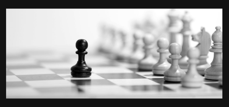 peón negro destacado frente a peones blancos en una partida de ajedrez