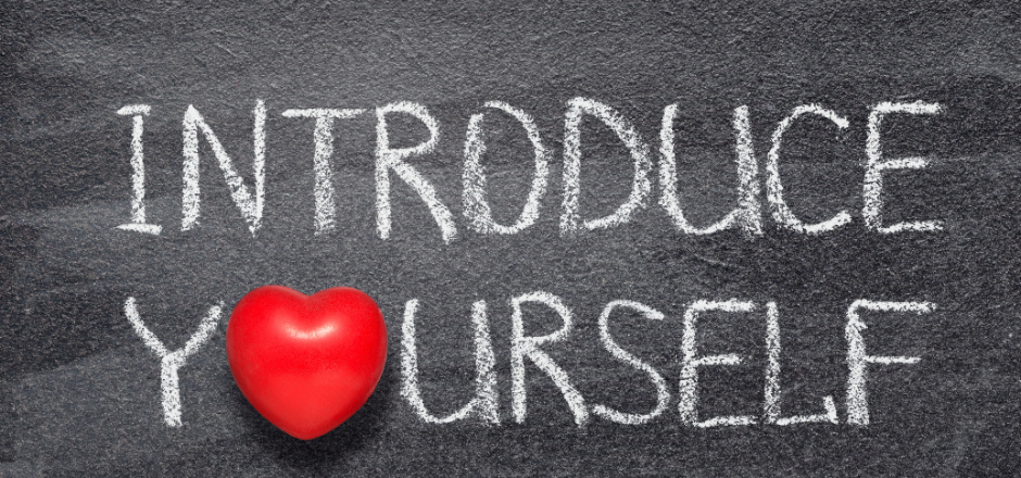 pizarra con fondo negro y las palabras INTRODUCE YOURSELF escritas con tiza blanca